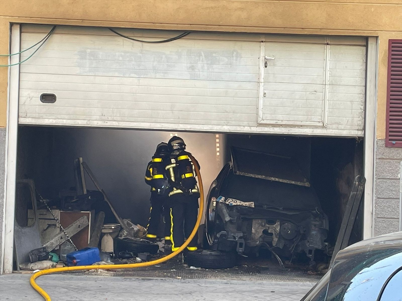 Intervención de los bomberos en la vivienda siniestrada en Leganés