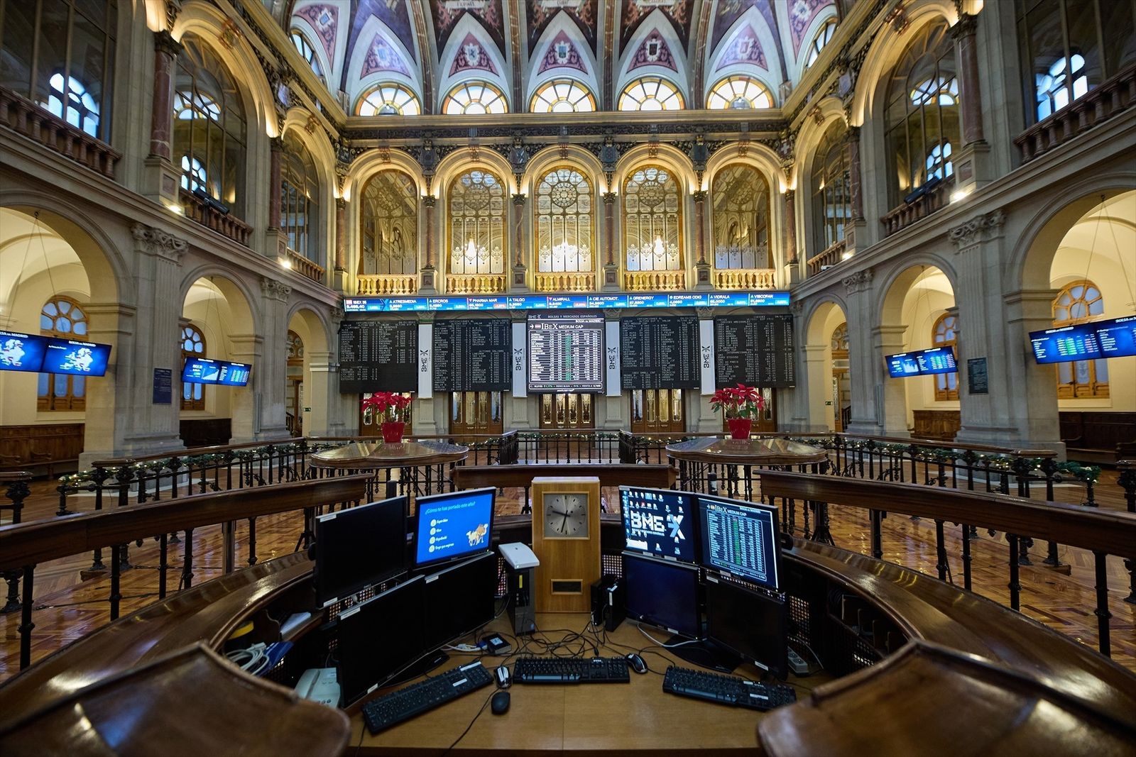Varios paneles del Ibex 35 en el Palacio de la Bolsa