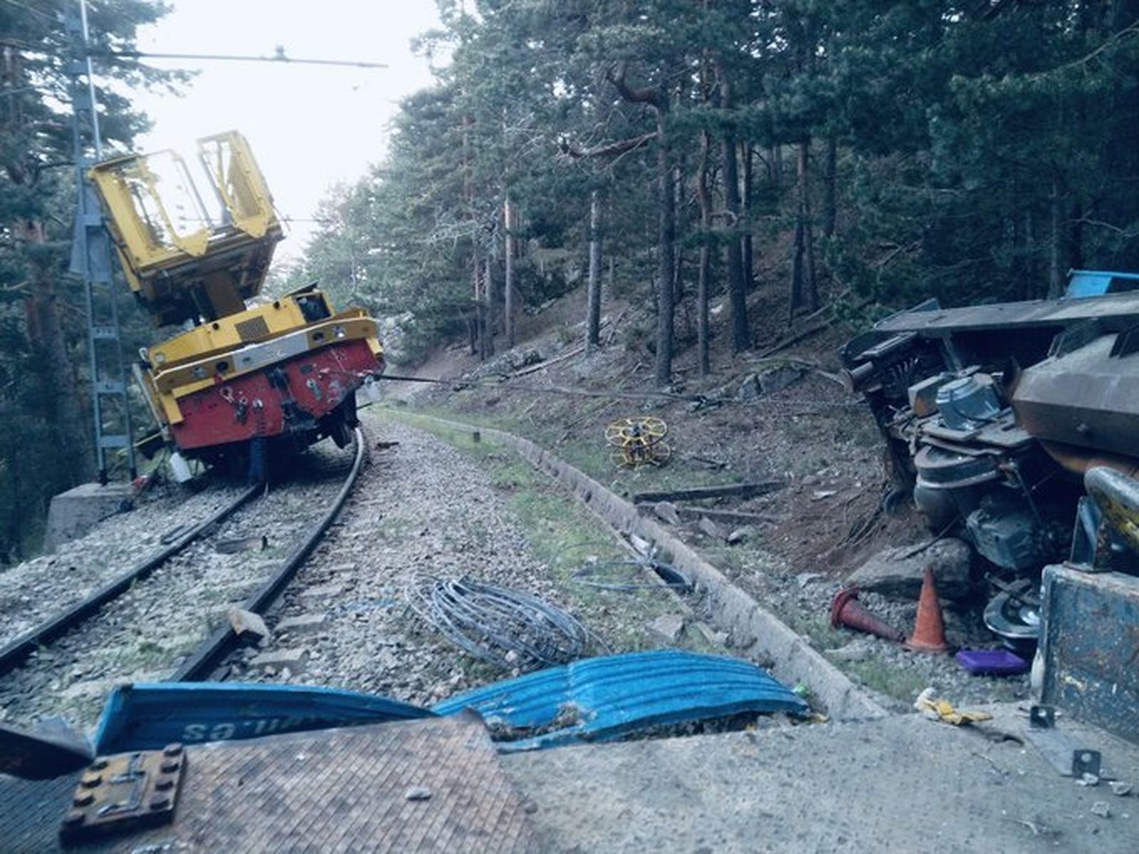 Accidente entre dos máquinas de trabajo en la vía férrea que une Cercedilla y Navacerrada