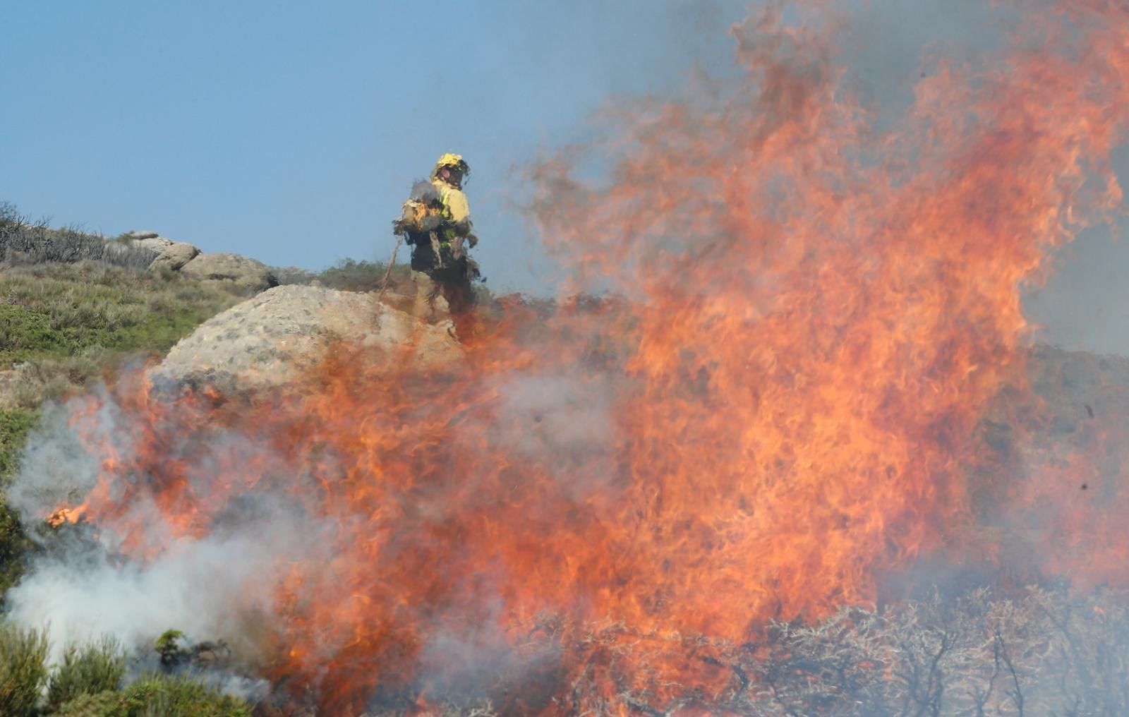 Los incendios de Miraflores y La Granja evolucionan de forma favorable