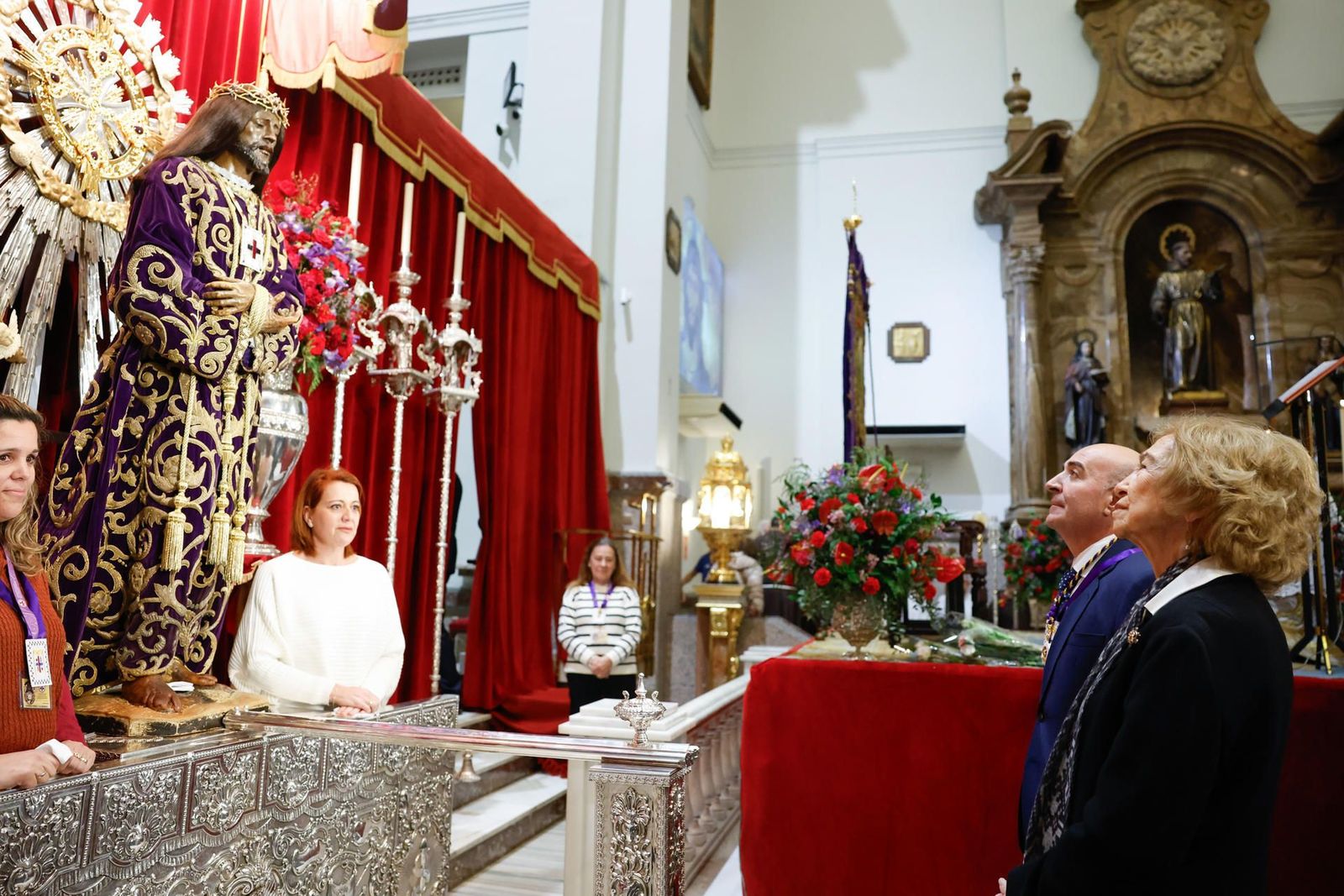 La reina Sofía, aclamada en su visita al besapié del Cristo de Medinaceli