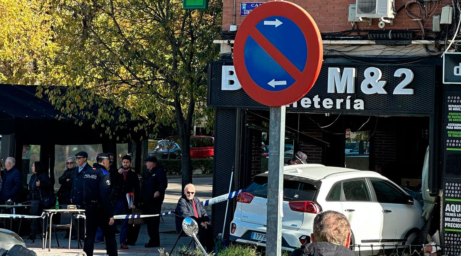 Imagen de un coche empotrado en una cafetería de Ginzo de Limia