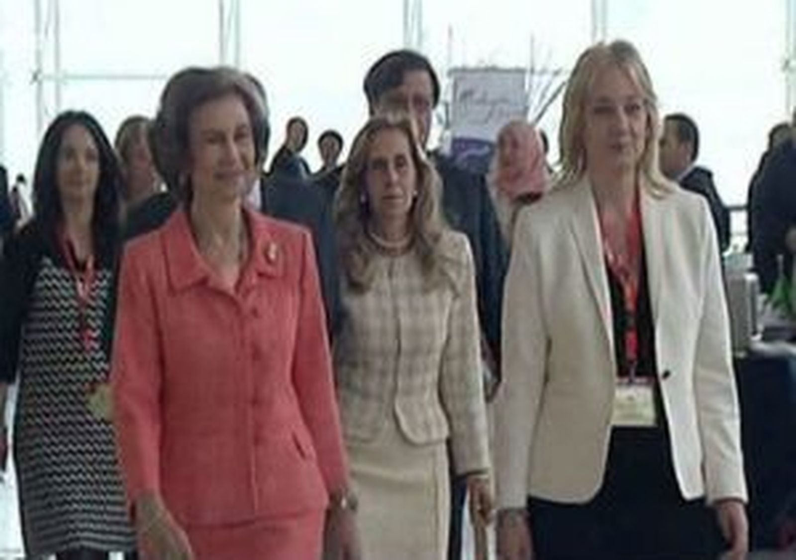 La Reina inaugura el Bazar Benéfico Solidario de las Embajadas XXI Kermés 2014