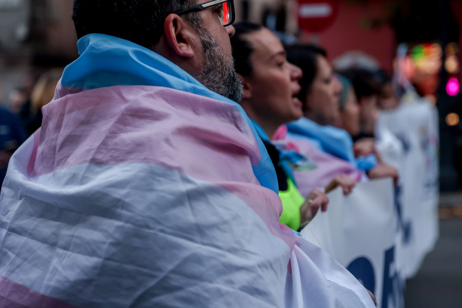 Varias personas marchan en una manifestación para exigir al PSOE 'Ley Trans: derechos humanos, sin recortes, para todes'