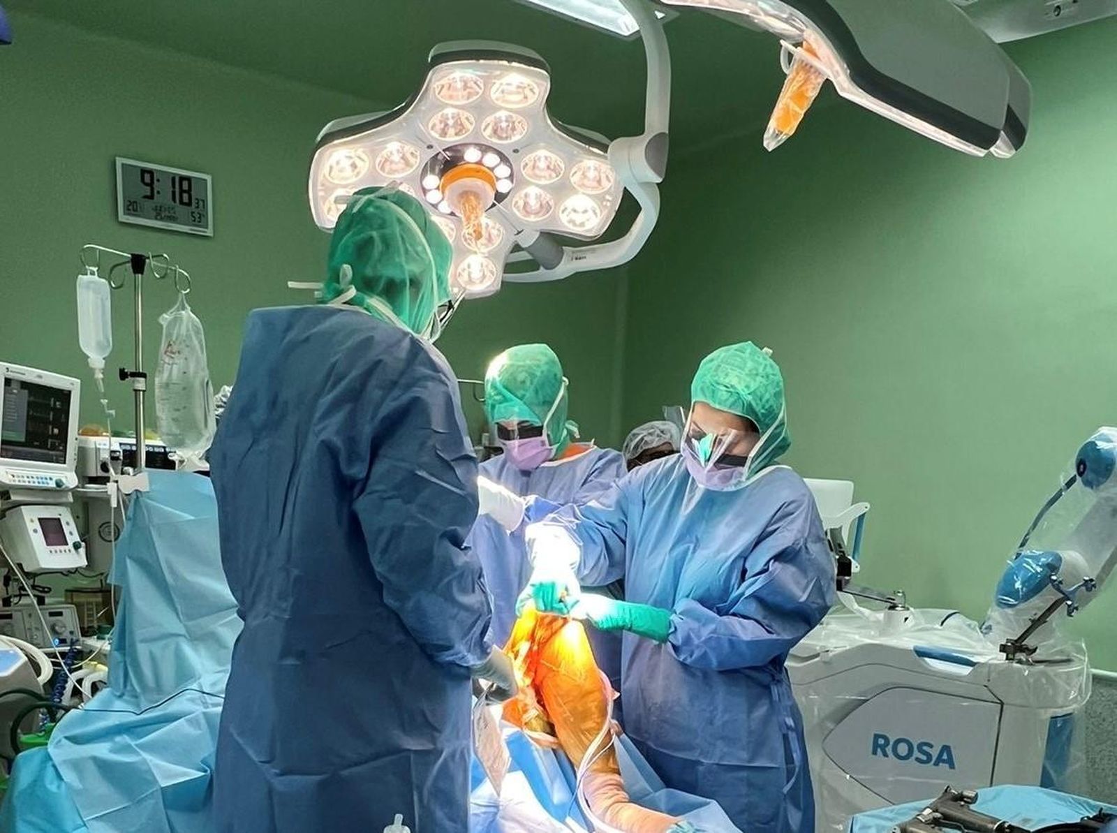 El  Hospital Rey Juan Carlos incorpora el robot quirúrgico Rosa para  operar rodillas y caderas