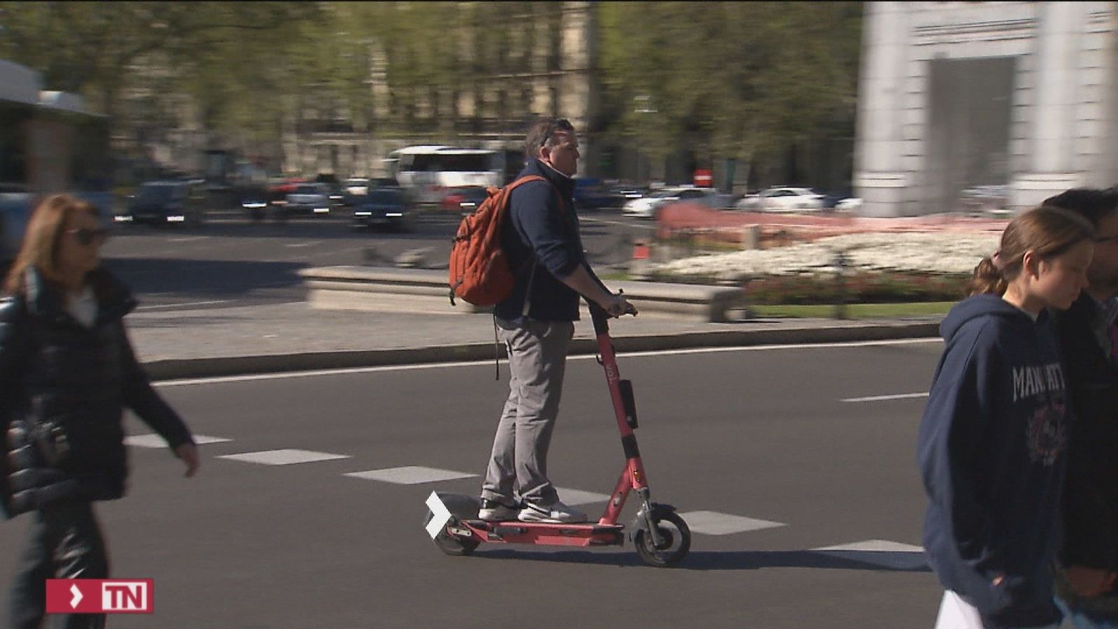 Almeida rechaza prohibir las empresas de patinetes en Madrid