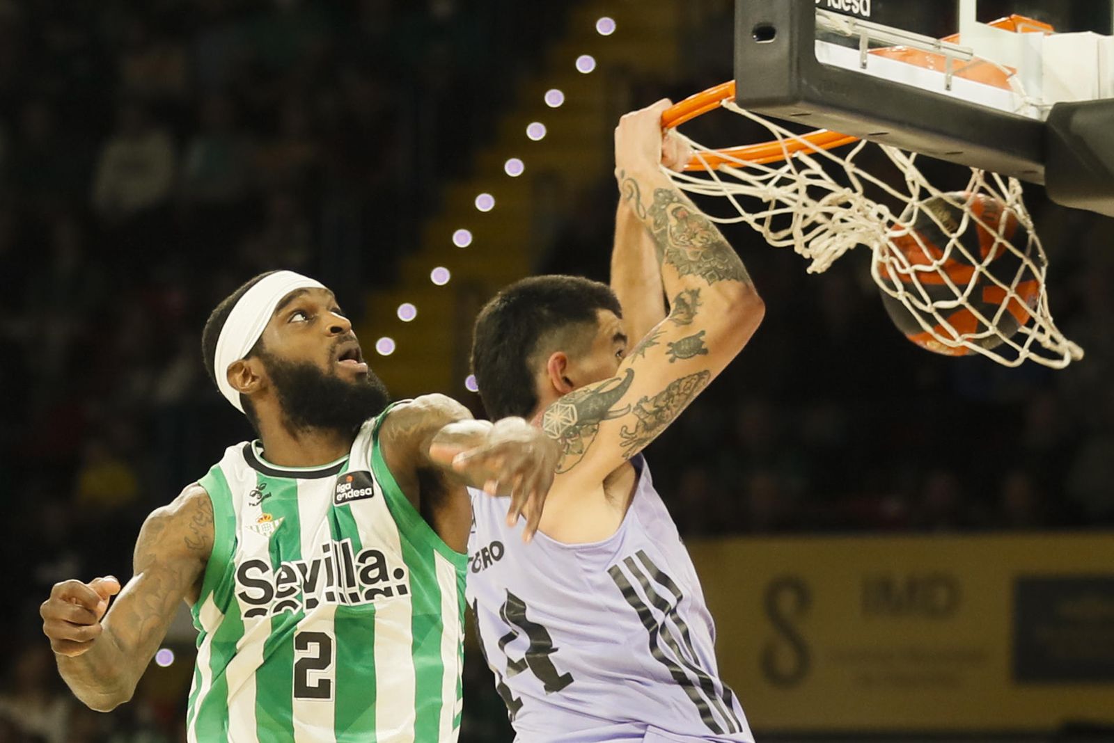 Gabriel Decks, del Real Madrid, ejecuta un mate ante el jugador del Real Betis BJ Johnson