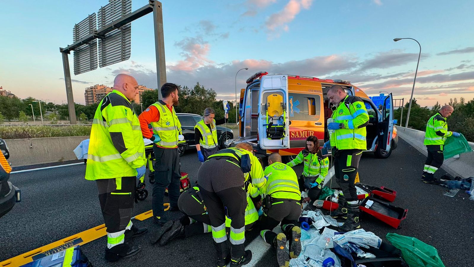 Efectivos del SAMUR-PC atienden a un hombre en la A-4 tras ser atropellado por una motocicleta