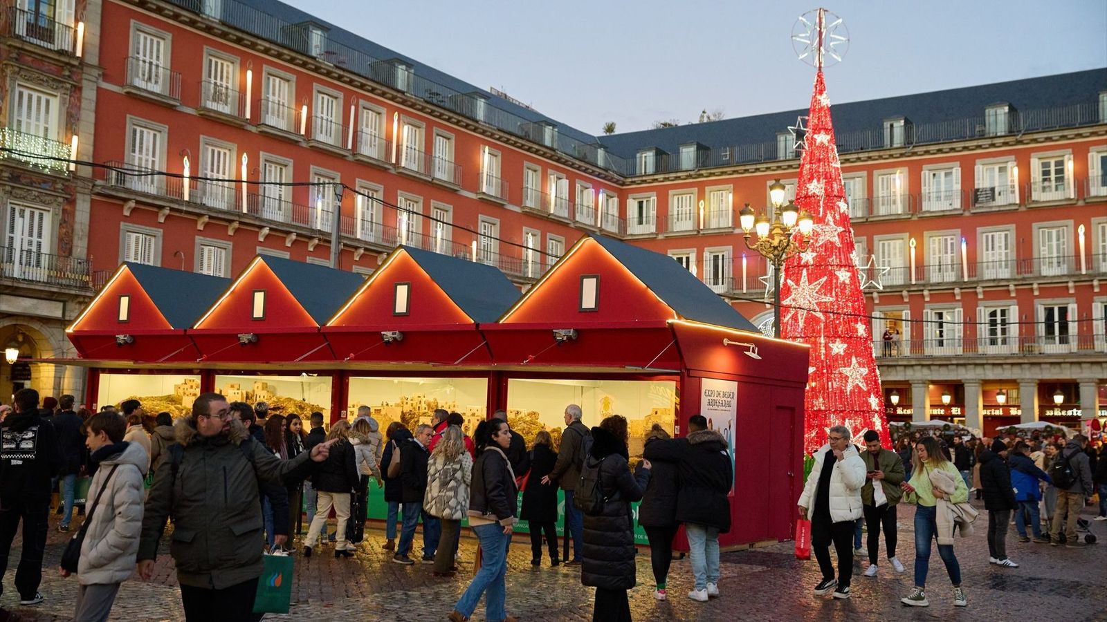 Almeida destaca el tirón navideño de Madrid durante su visita al Mercadillo de la Plaza Mayor