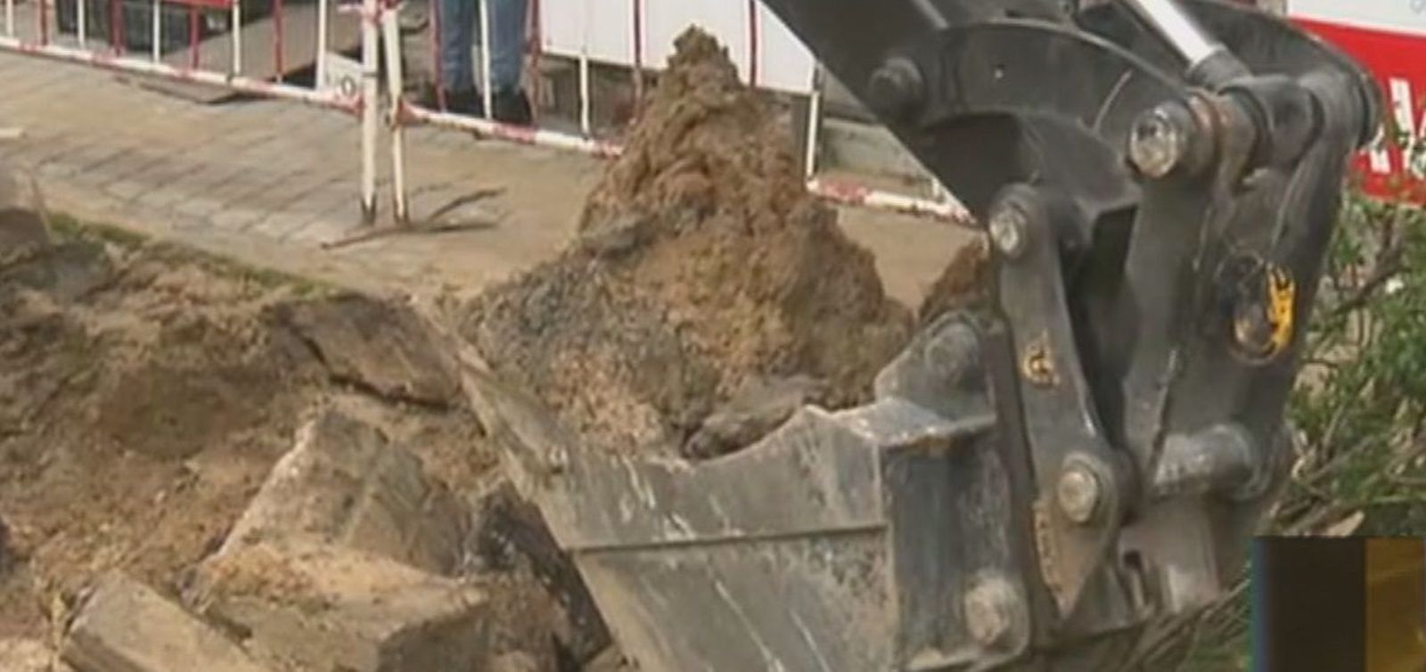 Una rotura deja sin agua a decenas de vecinos de Aluche