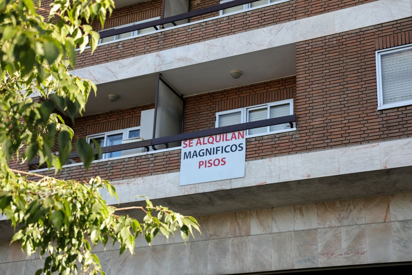 Cartel de alquiler de pisos