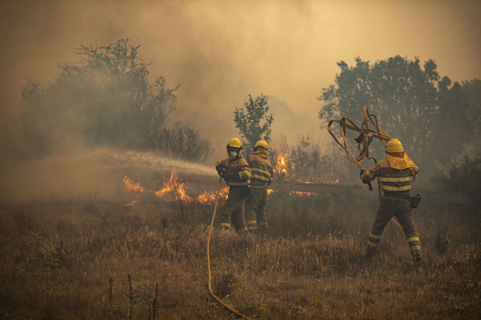 Efectivos de bomberos durante el incendio de la Sierra de la Culebra, a 18 de junio de 2022, en Zamora, Castilla y León