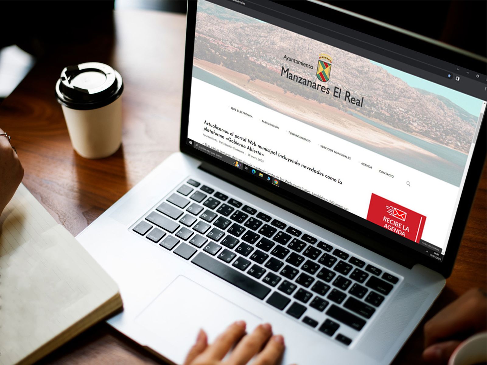 Una persona accede a la web del Ayuntamiento de Manzanares El Real