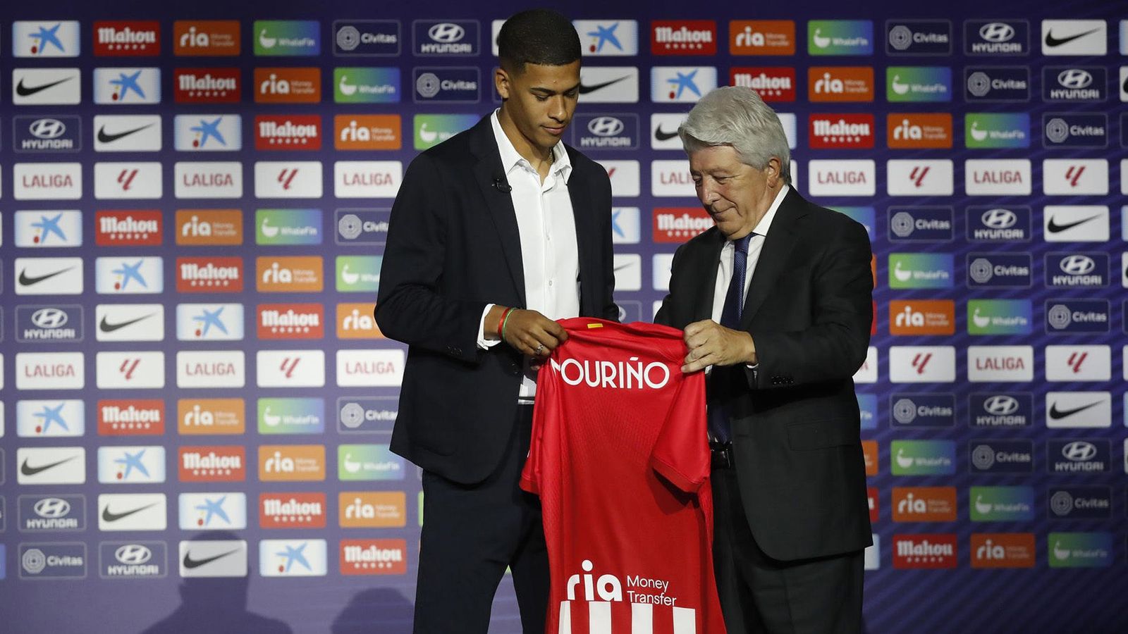 Mouriño, presentado sin número: ¿Cesión en marcha?