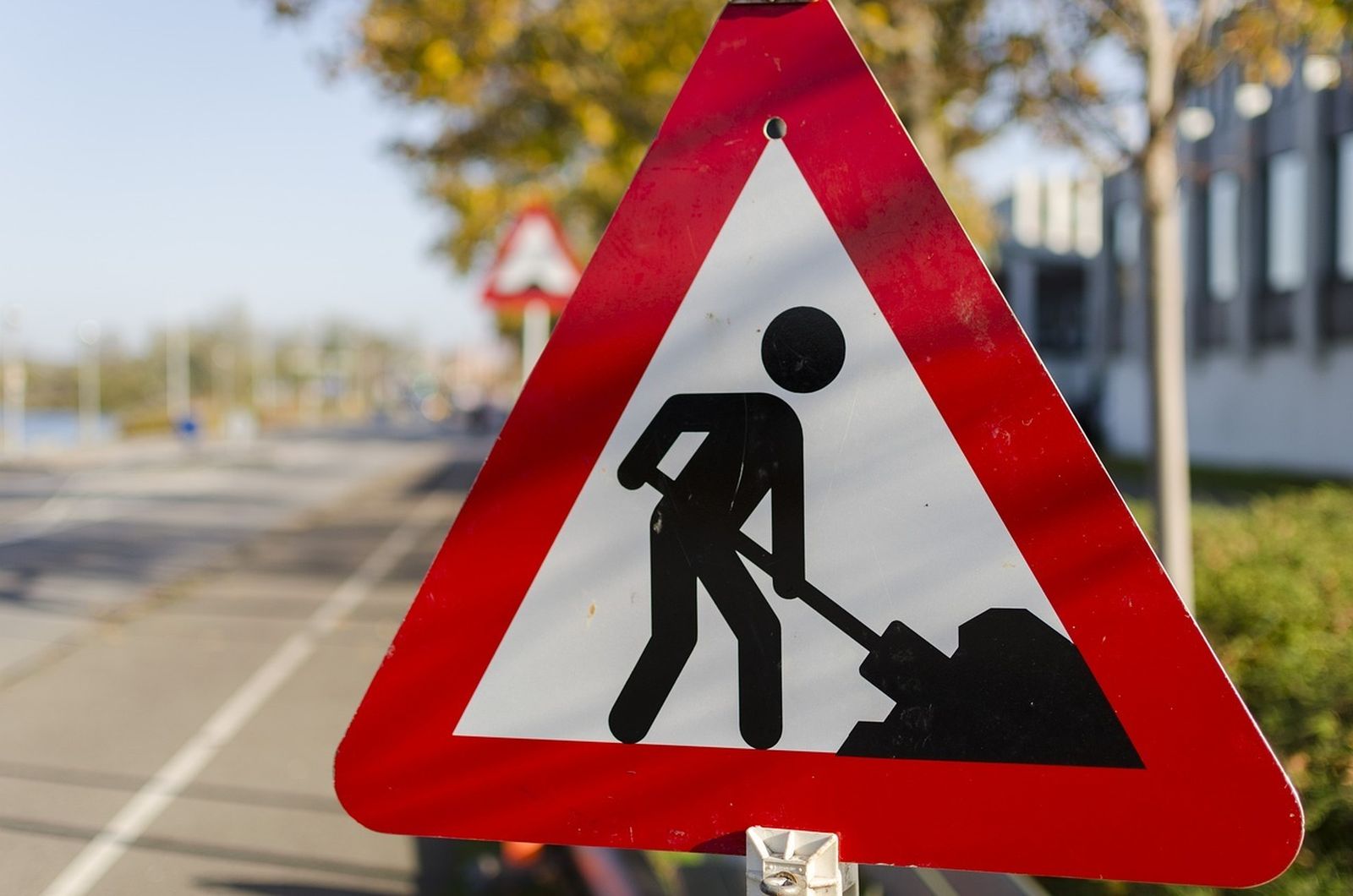 Señal de tráfico que indica obras en la calzada