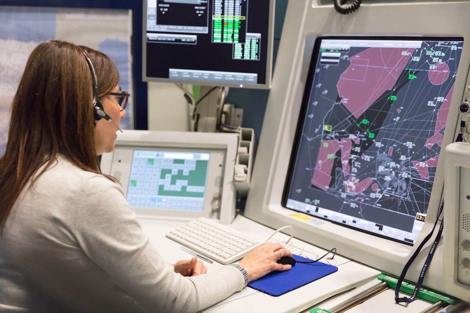 Trabajadora de un centro de control de tráfico aéreo
