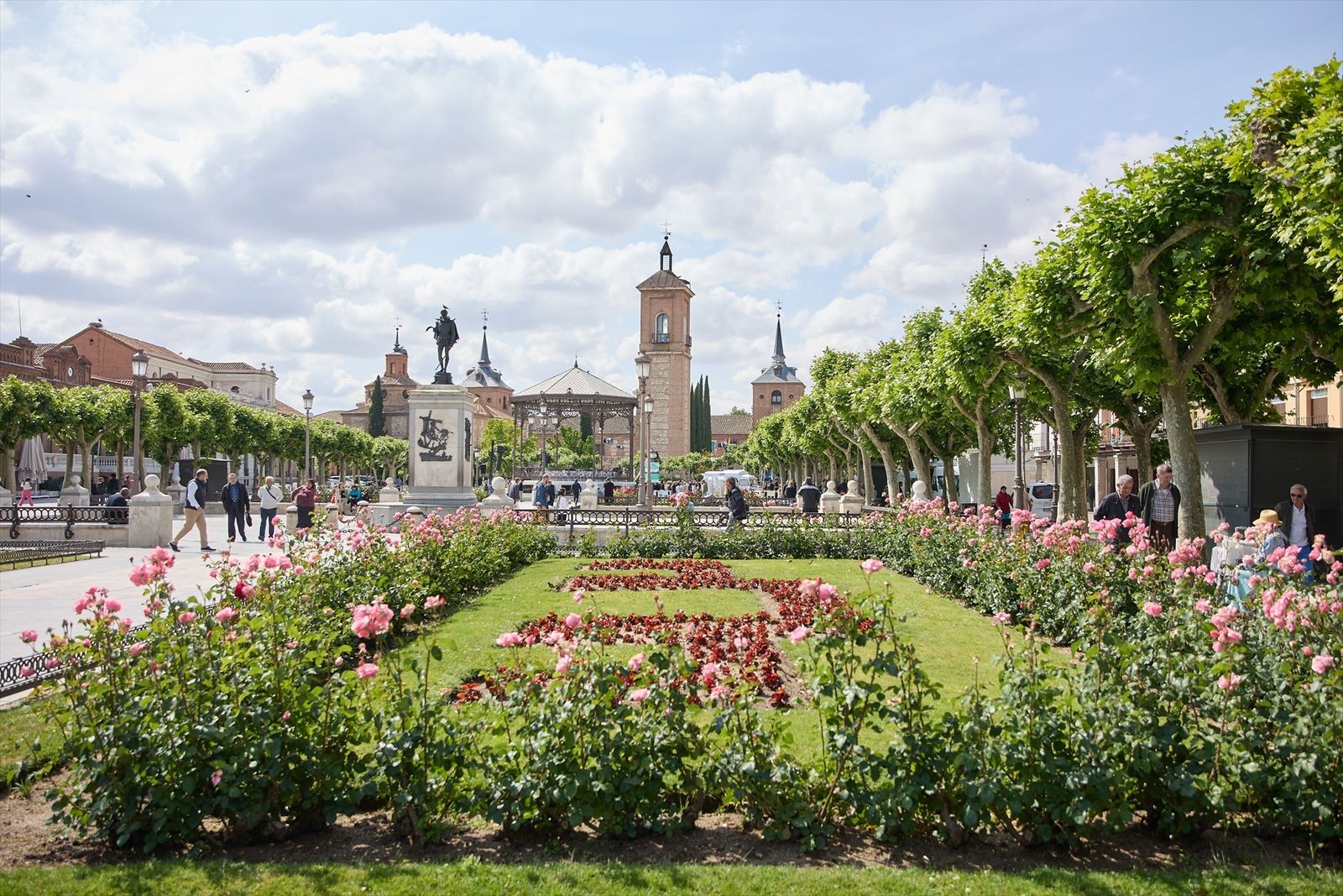 La plaza de Cervantes, a 20 de mayo de 2023, en Alcalá de Henares, Madrid (España)