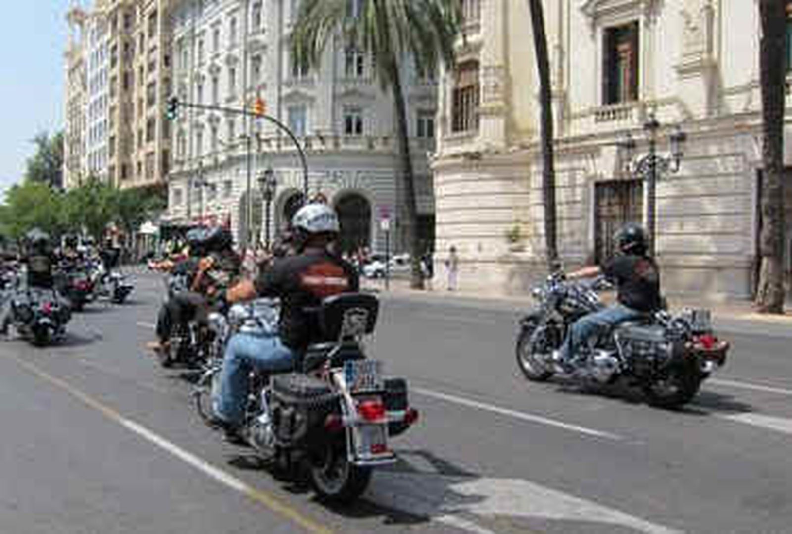 Más de 200 moteros hacen rugir sus Harley Davidson en Valencia