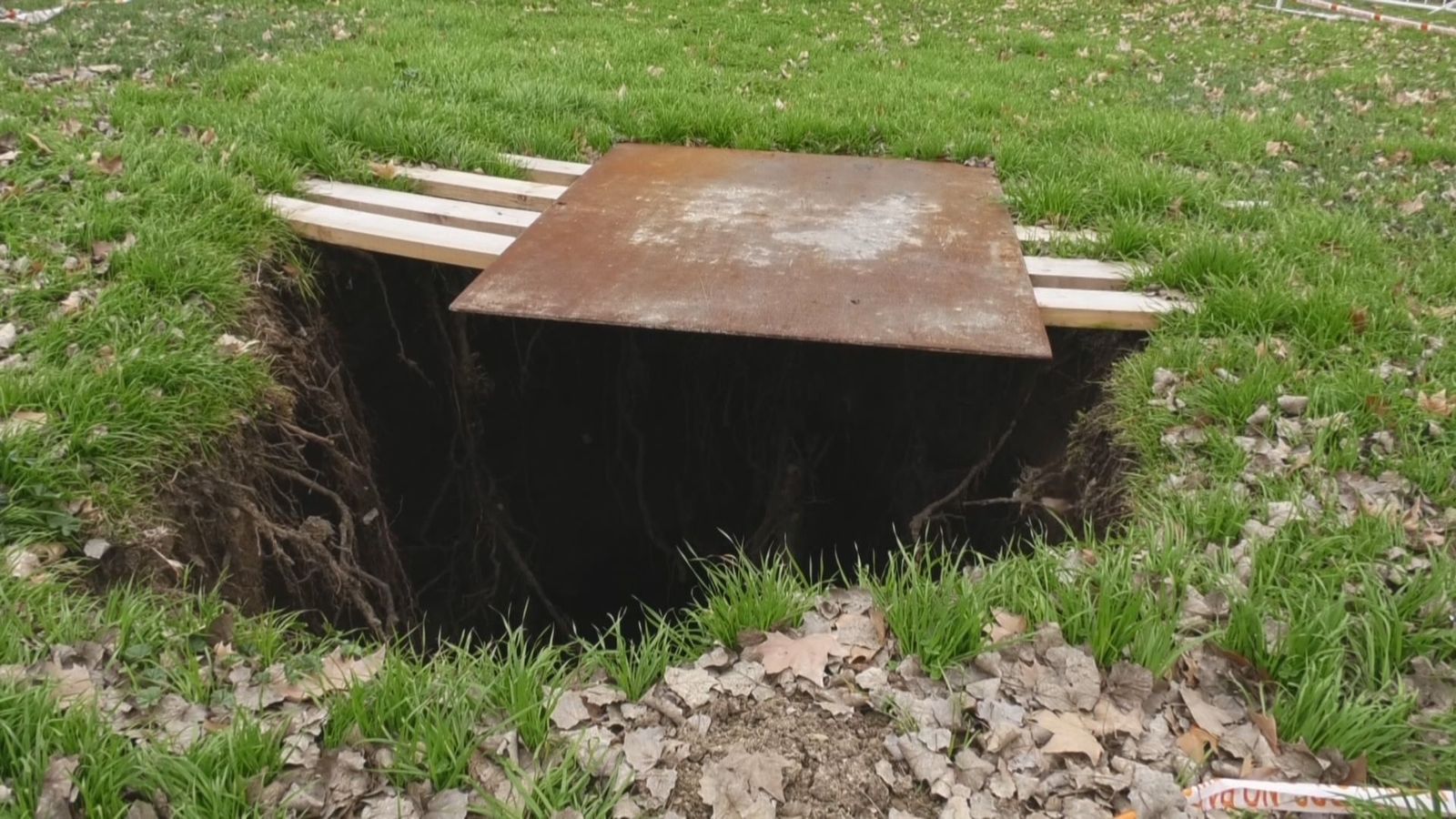 Aparece un socavón de grandes dimensiones en Carabanchel