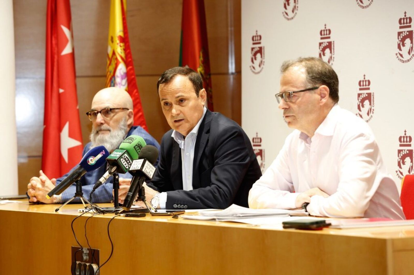 El alcalde de Coslada, Ángel Viveros, durante su comparecencia este martes
