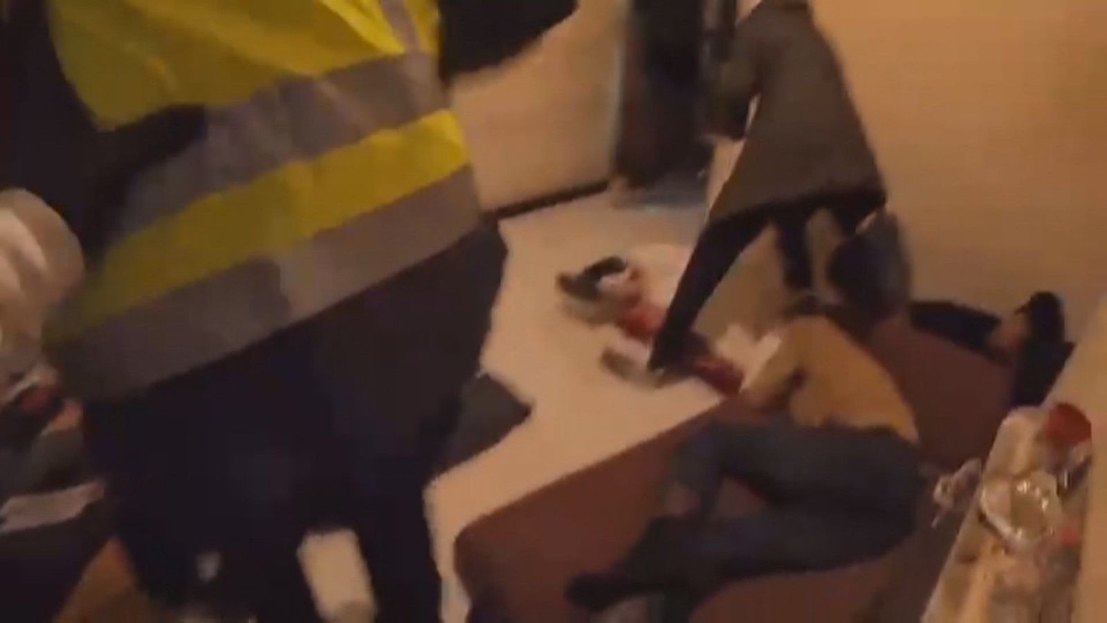 La Policía Nacional entrando en un narco piso de la calle Amparo en Lavapiés