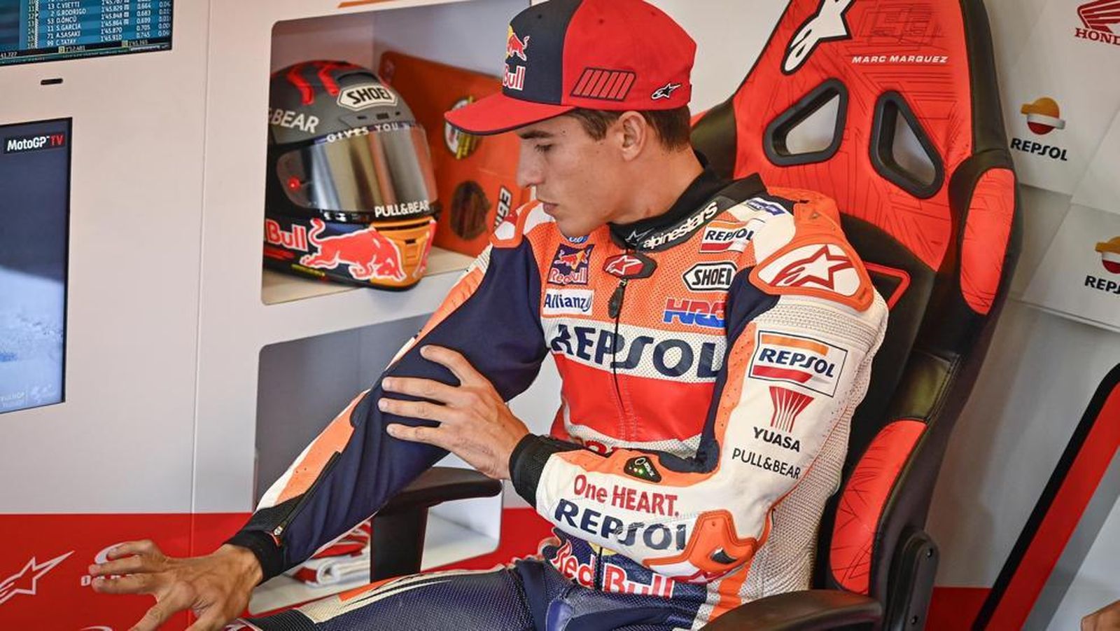 Marc Márquez mira su brazo lesionado