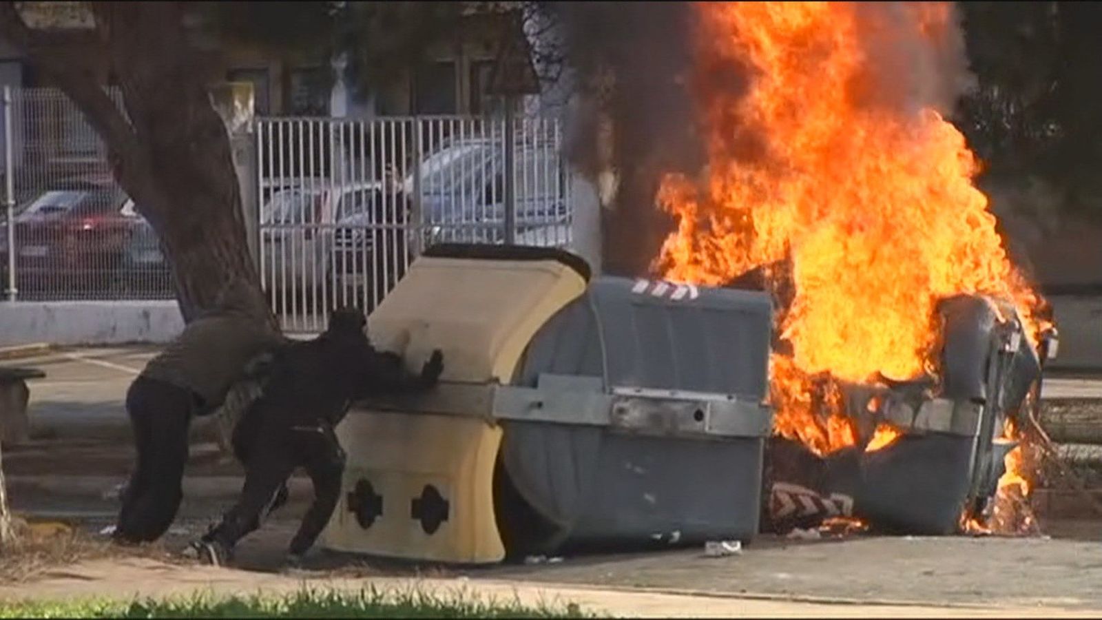 Barricadas e incidentes en Cádiz en la séptima jornada de la huelga del metal