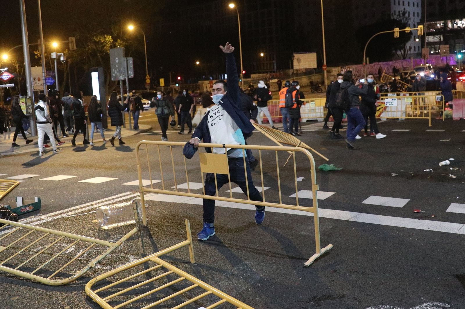 Varios participantes en los disturbios protagonizados en la Plaza de España