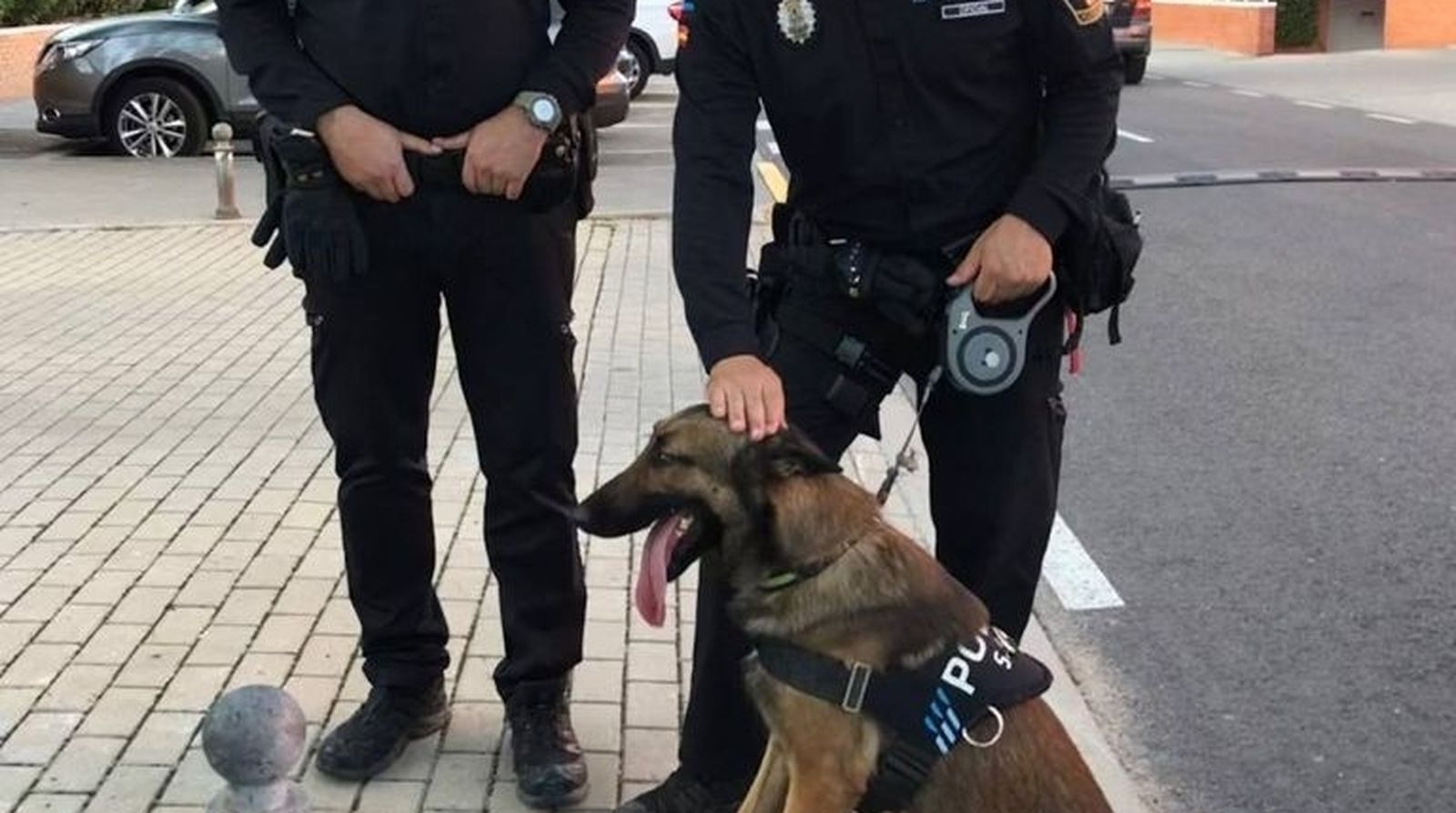 Agentes locales de San Sebastián de los Reyes con uno de sus perros