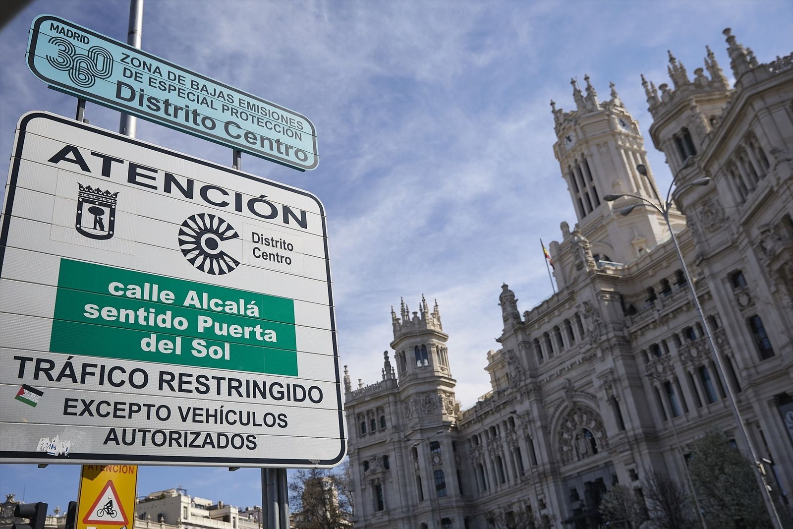 Cartel de Zona de Bajas Emisiones en la Plaza de Cibeles