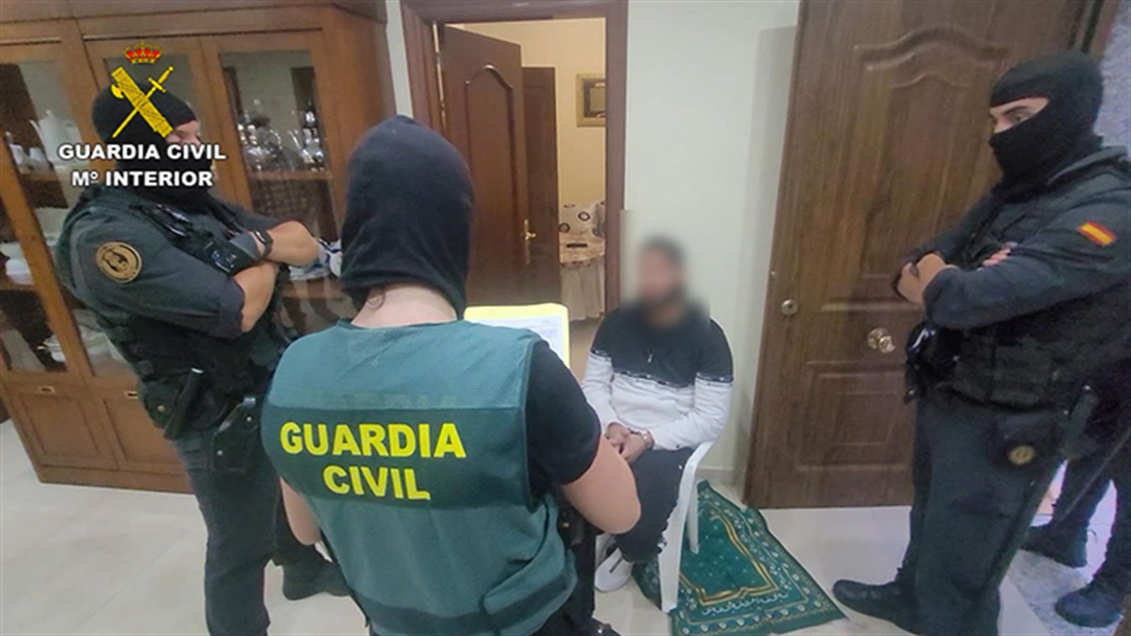 Guardia Civil con uno de los detenidos en la operación 'Goliat'