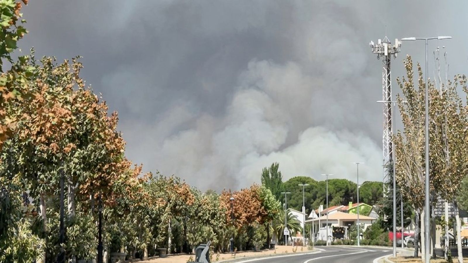 Pelayos de la Presa, de nuevo bajo la amenaza de las llamas y el humo