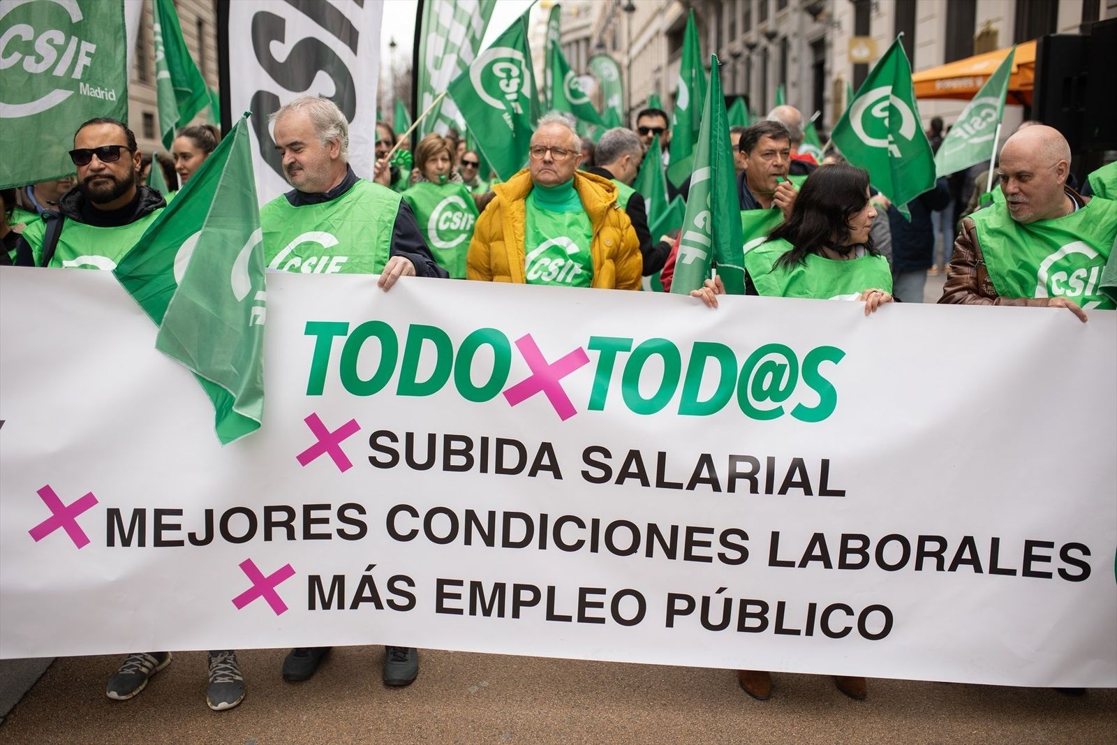 Funcionarios protestan frente a Hacienda para pedir al Gobierno que descongele sus salarios
