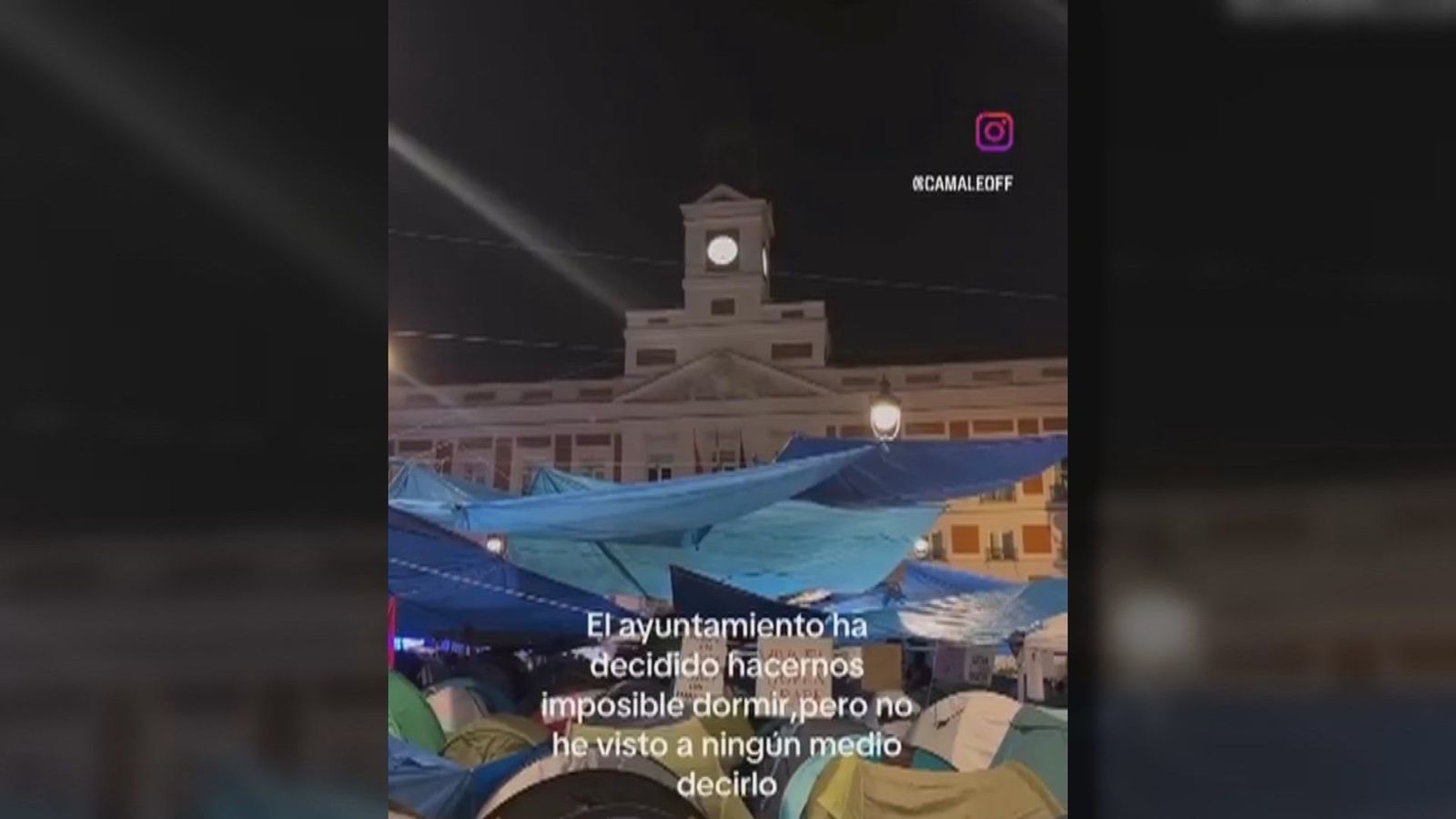 Acampados en Sol se quejan de que las campanadas del reloj no les dejan dormir