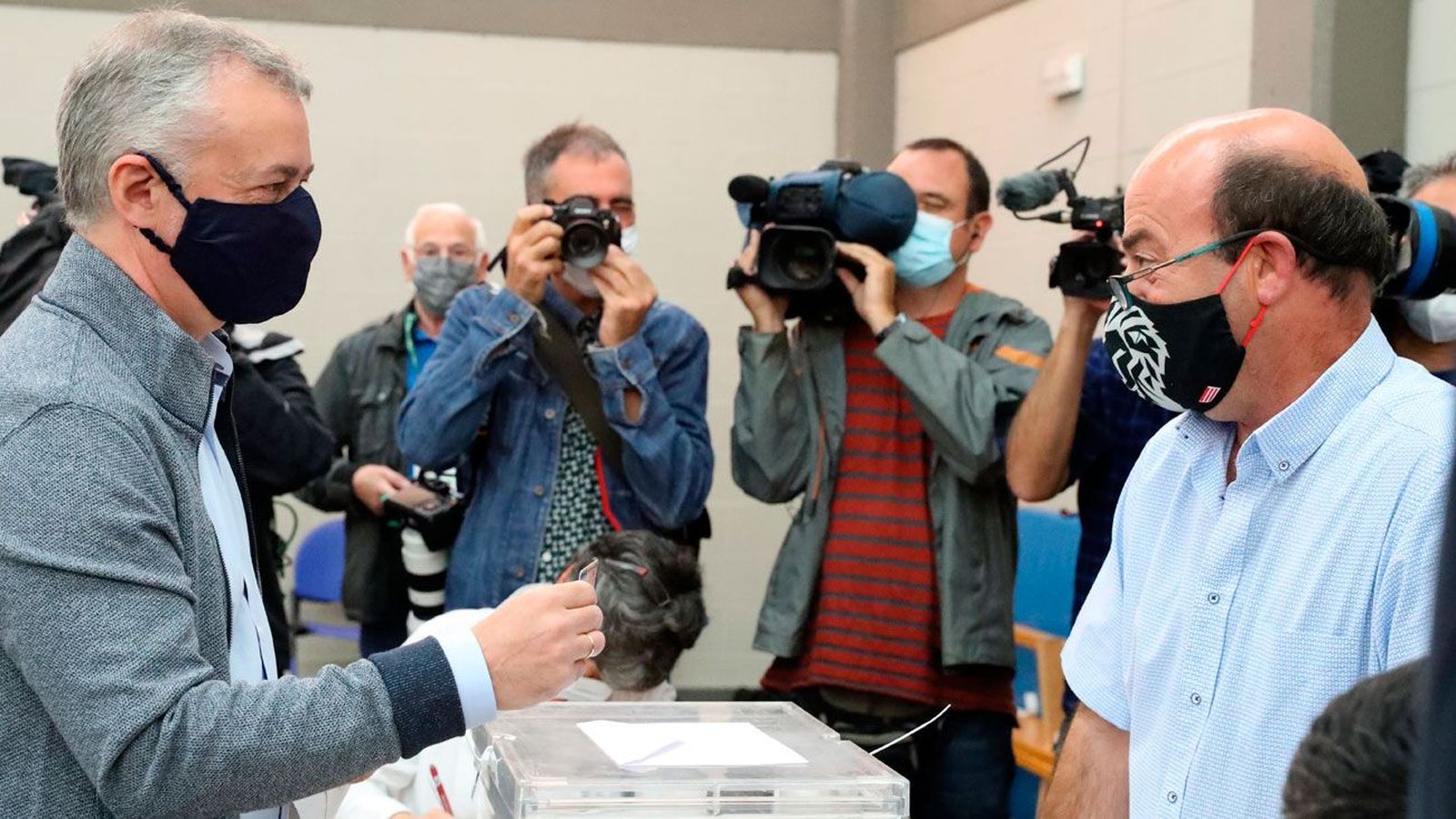 Los candidatos llaman a gallegos y vascos a votar sin miedo al coronavirus