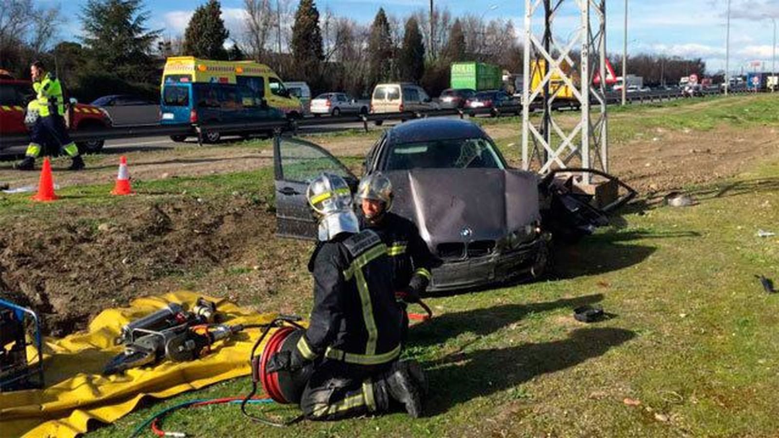 Un joven de 19 años muerto y otro grave en un accidente en la A-4 en Pinto