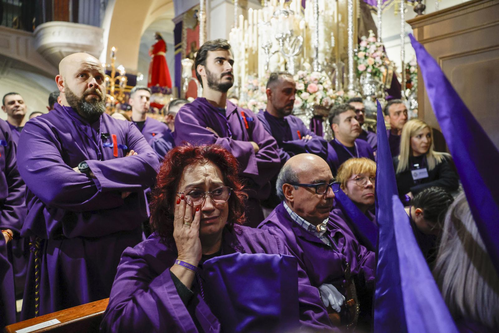Cofrades y nazarenos tras suspenderse en Jueves Santo la salida de la procesión de Nuestro Padre Jesús Nazareno "El Pobre" y María Santísima del Dulce Nombre en su Soledad