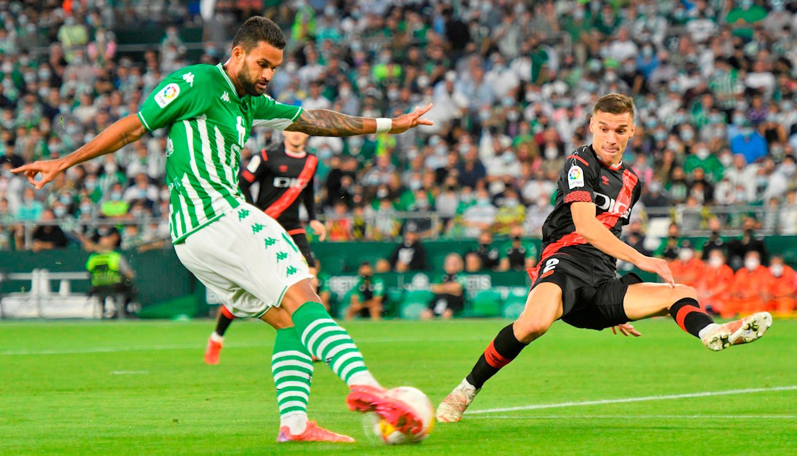 El delantero del Real Betis Willaim José juega un balón ante Nikola Maras, del Rayo Vallecano