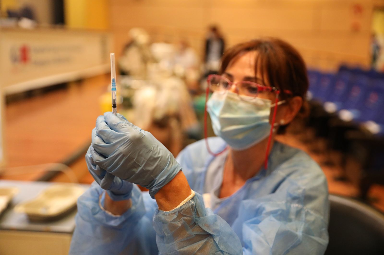 Una enfermera prepara una vacuna Covid en el hospital Gregorio Marañón