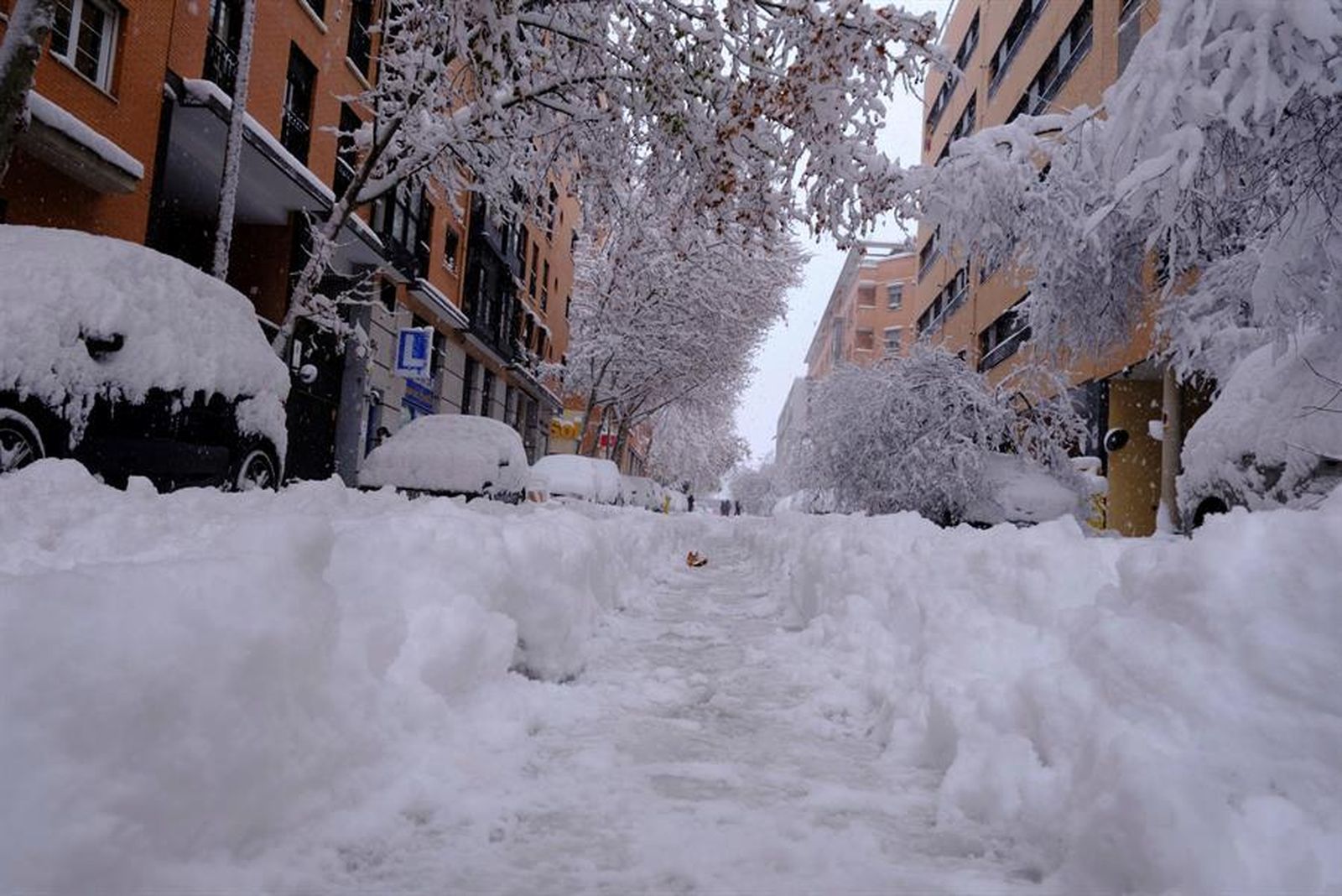 Imagen de la nieve en una calle del distrito de Arganzuela