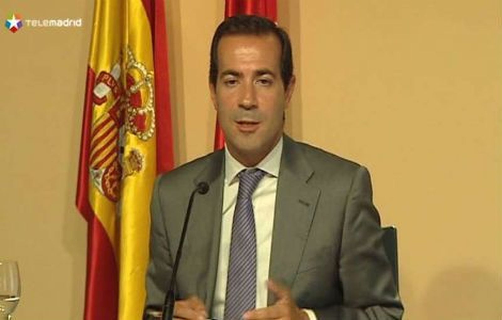 Madrid pide a Mato que formalice su propuesta sobre el tabaco para Eurovegas