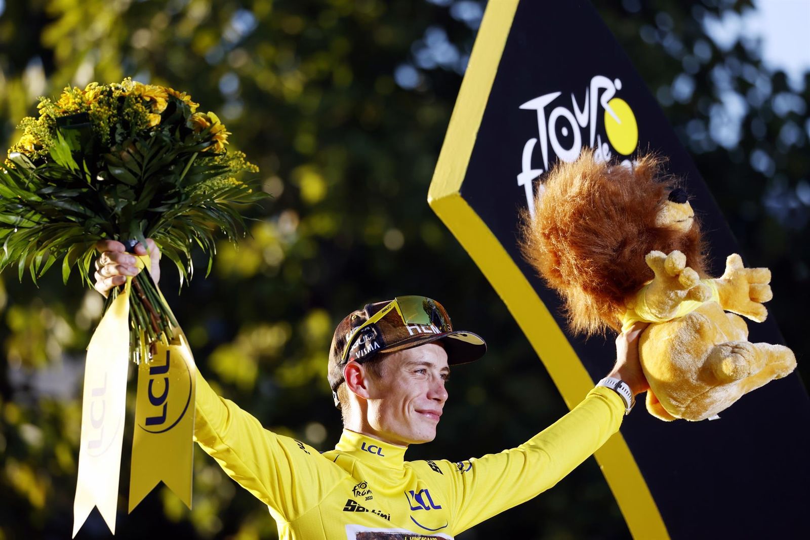 El ciclista danés Jonas Vingegaard en el podium del Tour de Francia 2022
