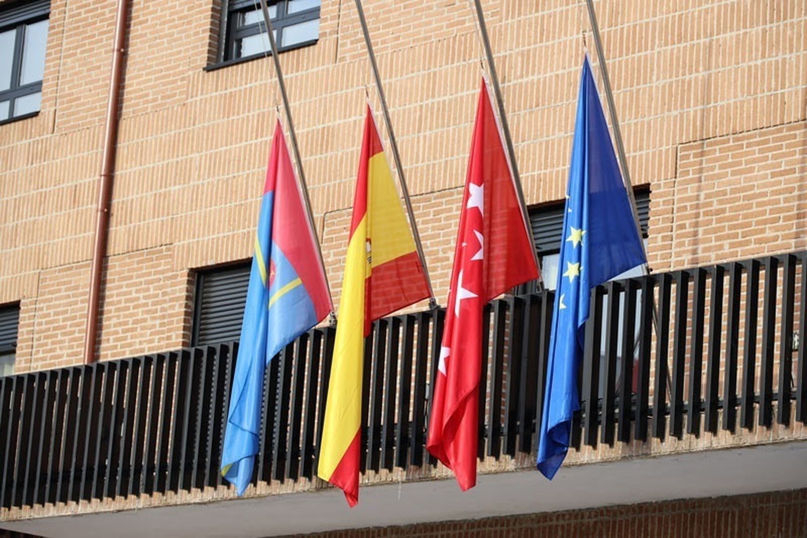 Banderas a media asta en el Ayuntamiento de Móstoles