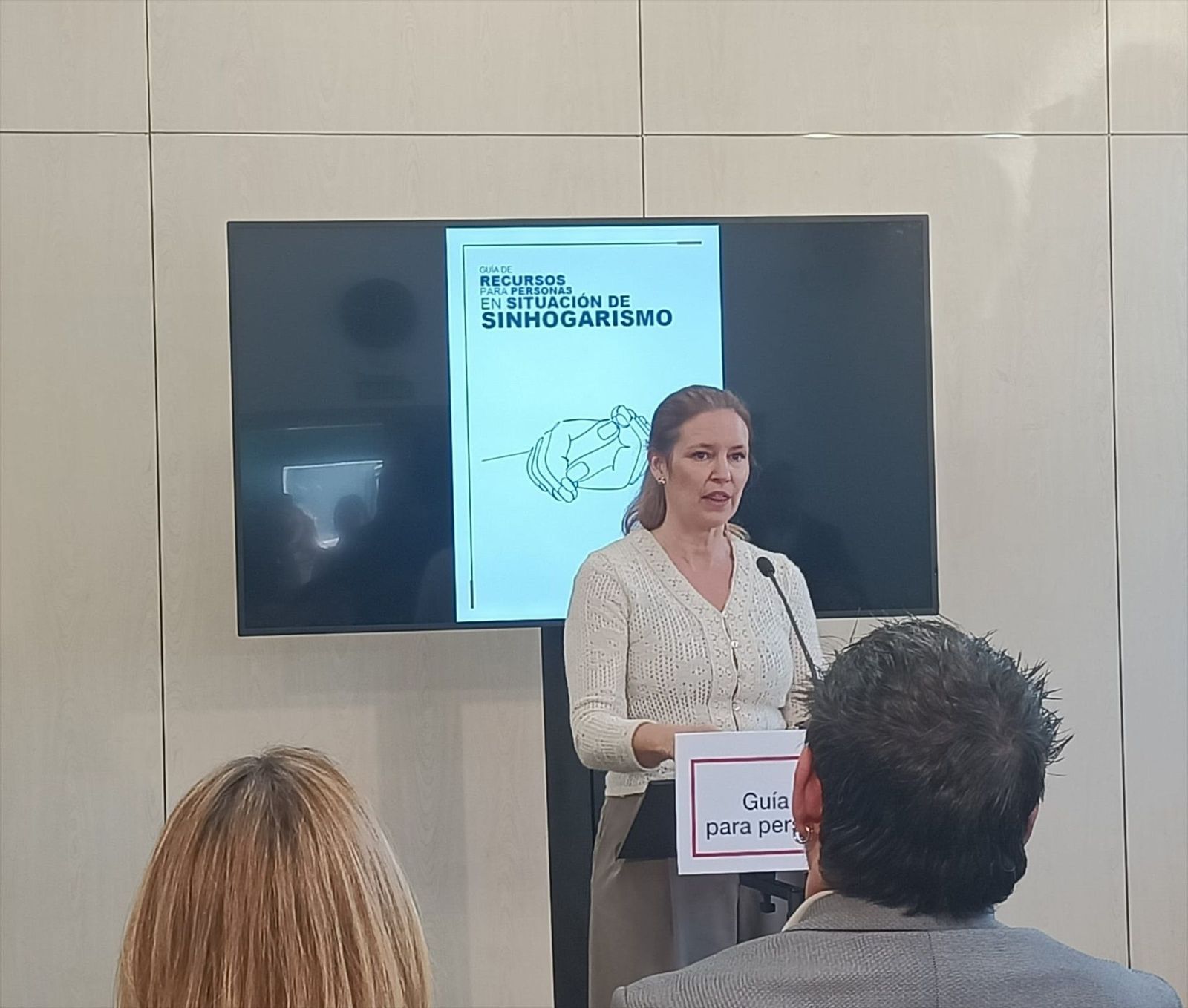 La Comunidad de Madrid presenta una guía de recursos para personas sin hogar