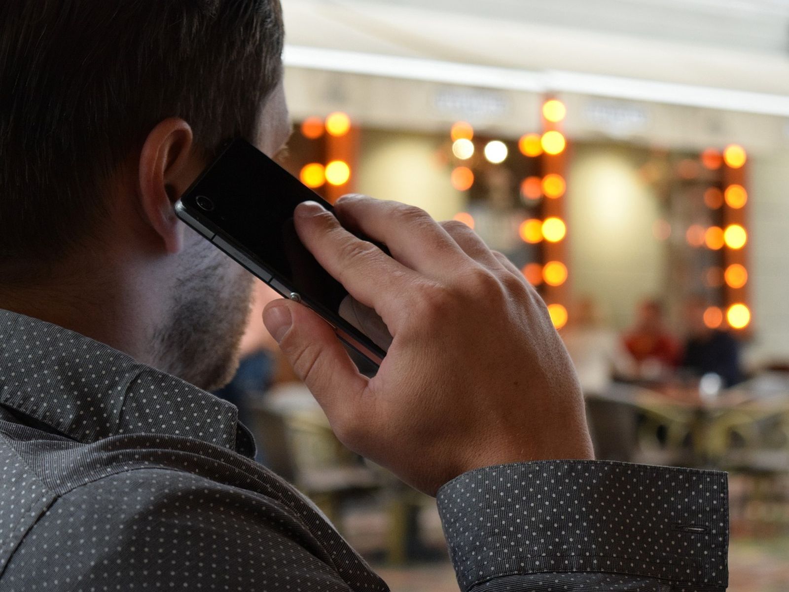 Una persona utiliza su teléfono móvil