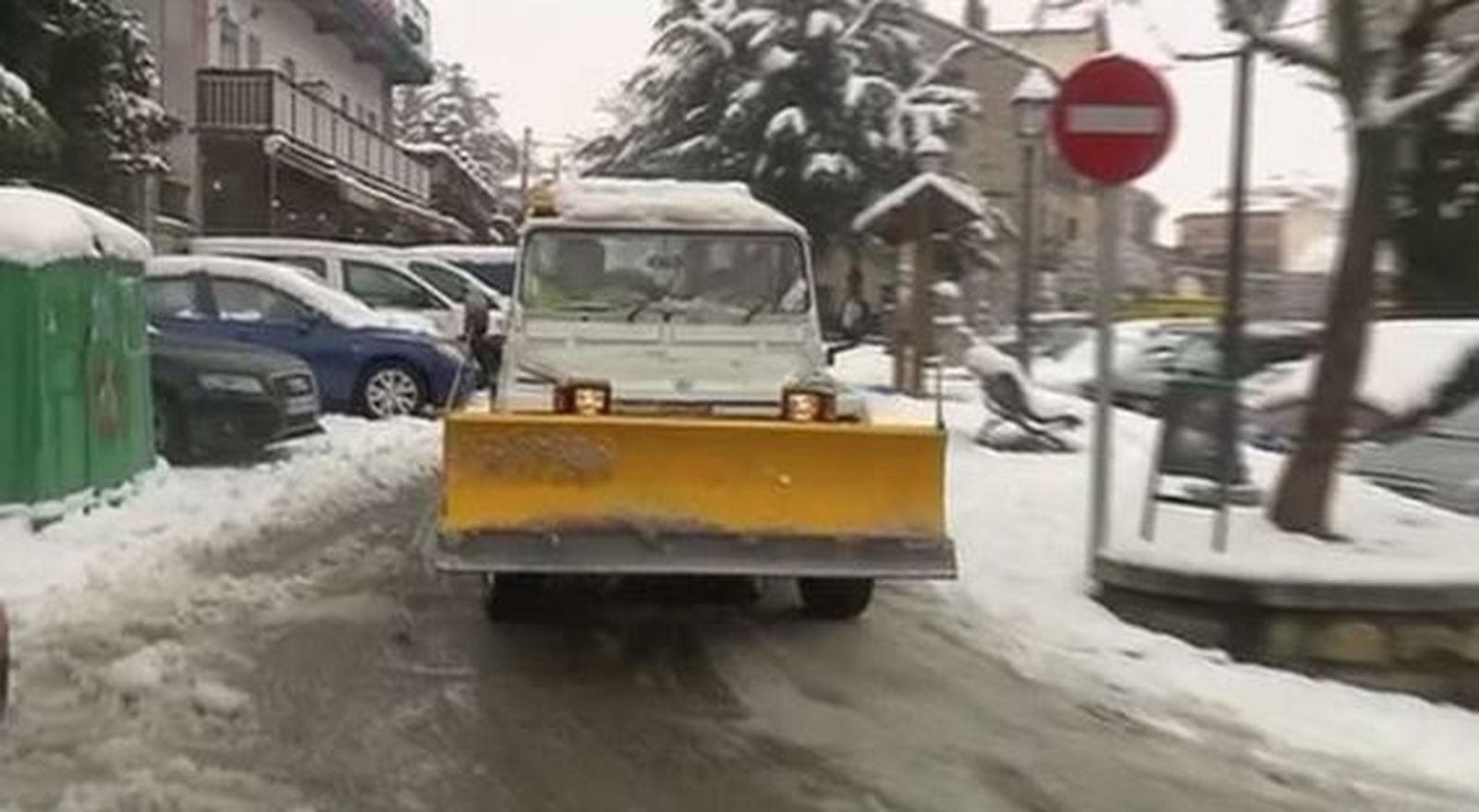 Las nevadas complican el tráfico en varias carreteras de la sierra de Madrid