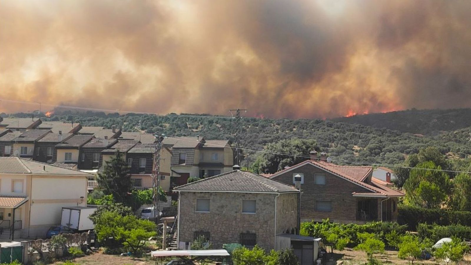 Un voraz incendio en Navaluenga