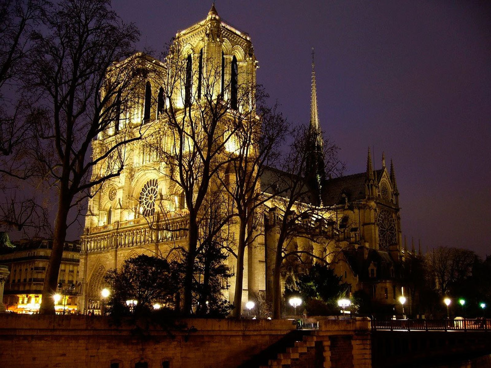 Vista nocturna de la catedral de Notre Dame de París