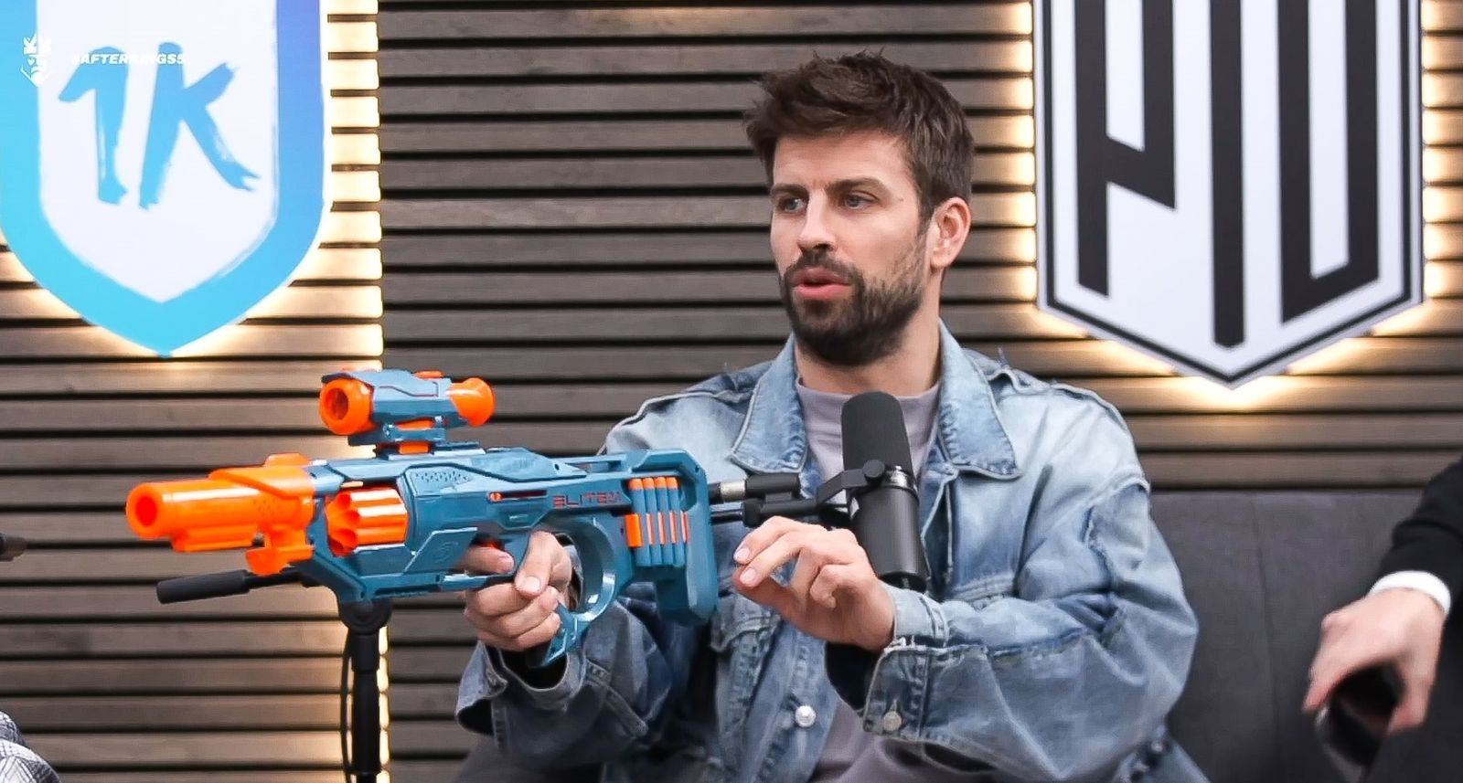 Gerard Piqué porta un lanzador de Nerf en el programa 'After Kings'
