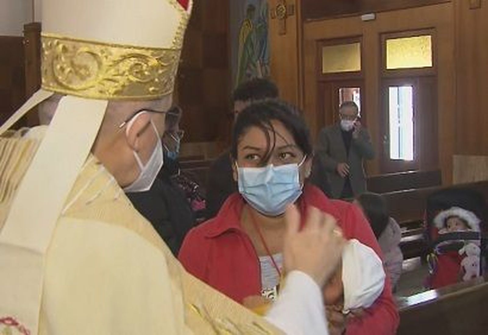 El cardenal Osoro bautiza a niños atendidos por Fundación Madrina en las 'colas del hambre'